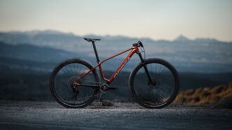 Orbea Alma 2025 – závodní hardtail, který překvapí výkonem i pohodlím