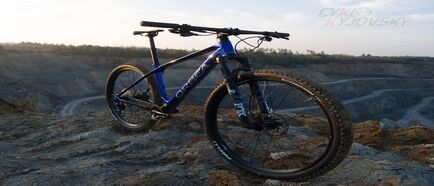 Orbea Alma 2025 – závodní hardtail, který překvapí výkonem i pohodlím
