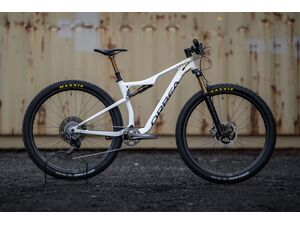 Celoodpružené kolo ORBEA OIZ M-TEAM TR MyO 2022